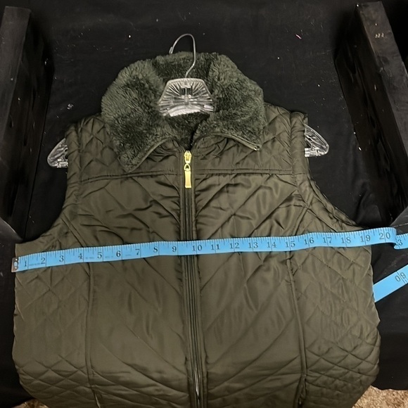 D&CO- hunter green lined vest - Picture 4 of 7